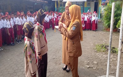 PENYEMATAN TANDA PENGHARGAAN PRAMUKA GARUDA GOLONGAN SIAGA